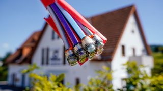 Bis Ende 2020 will die Telekom den FTTC-Ausbau (Fiber to the Curb) weitgehend abschließen. dann soll FTTH (Fiber to the Home) großflächig ausgebaut werden. Zu diesem Zweck arbeitet der Telekommunikationsanbieter nun mit dem MArktrivalen Vodafone zusammen. (Bild:  Uwe Anspach/dpa)