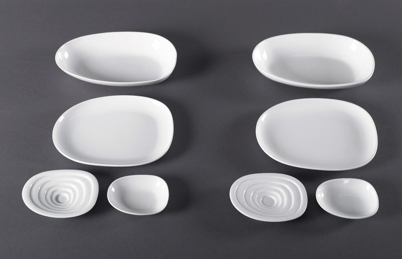Der 2. Preis ging an die Porzellan-Serie „Isola“ (4 Teile). Links die Originale der Porcelanas da Costa Verde SA, Vagos, Portugal, Design: Studio Levien, London, Großbritannien; rechts die Plagiate vertrieben durch die Galeria Kaufhof GmbH, Köln, Deutschland (unter der Eigenmarke „Galeria home“) (Bild: Aktion Plagiarius e.V.)