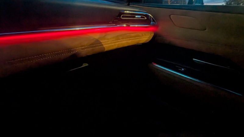 Außergewöhnlich für Mazda ist auch die Ambientebeleuchtung mit stolzen 64 Farboptionen. Sie sorgt in der Dunkelheit für ein besonderes Fahrerlebnis. (Bild: Mauritz – VCG)