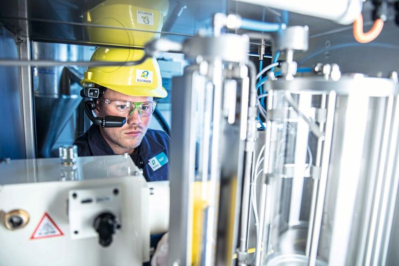 Mit Datenbrille und Helmkamera: Industriedienstleiter Bilfinger machte im Corona-Jahr Instandhaltern vor Ort Expertenwissen digital zugänglich. (Bild: Bilfinger)
