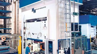 Bild 1: Im Laufe eines Pressen-Lebenszyklus' stehen ein oder mehrere Updates im Bereich der Elektronik, also der Steuerungs- und Sicherheitstechnik an. (Bild: Pilz)