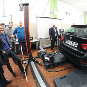 Wie ein Abgastest unter Last funktioniert, führte der Werkstattausrüster Maha an seinem Prototypen vor.(Bild:  Zietz/»kfz-betrieb«)