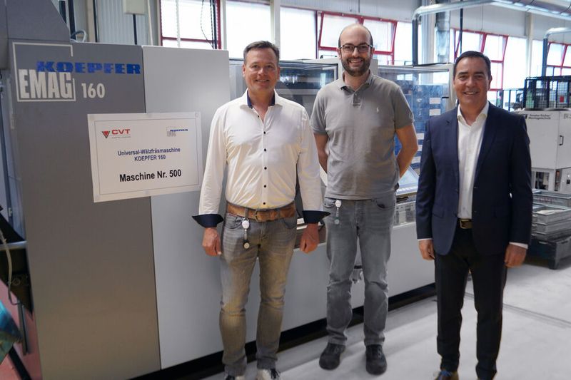 Feierliche Übergabe der 500. K 160. Von links: Paul Capellmann, Technischer Geschäftsführer bei CVT, Benjamin Haberbosch, Technischer Leiter bei CVT und Armin Wacker, Leiter Business Unit Verzahnen (weich) bei Emag Koepfer.  (Bild: Emag Koepfer)