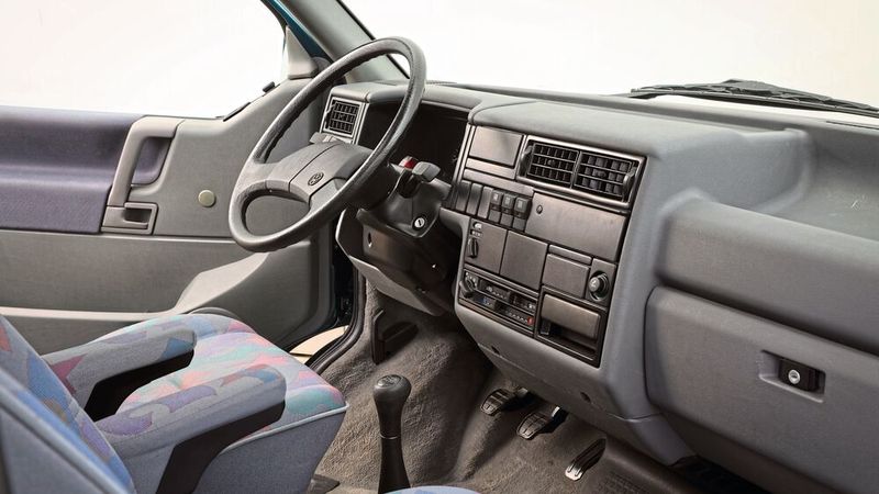 Deutlicher Unterschied zum Vorgänger auch im Bereich Armaturenbrett: Hier gab sich der T4 deutlich Pkw-ähnlicher. (Bild: VWN)