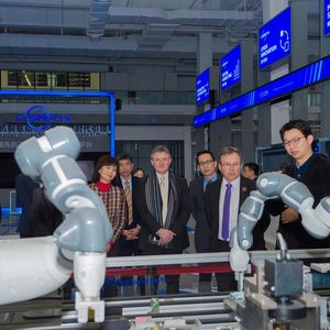 Mit seiner Internet-Plattform Cosmoplat will Haier die Umwandlung von der klassischen zur kundenspezifischen Massenfertigung von Kühlschränken vorantreiben. Covestro unterstützt das Projekt mit seiner Expertise in der Digitalisierung der Chemie. 