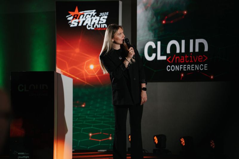 Lydia Hundsdörfer, Vogel IT-Akademie, führt das Publikum durch die Veranstaltung. (Bild: Manuel Emme Fotografie / Vogel IT-Akademie)