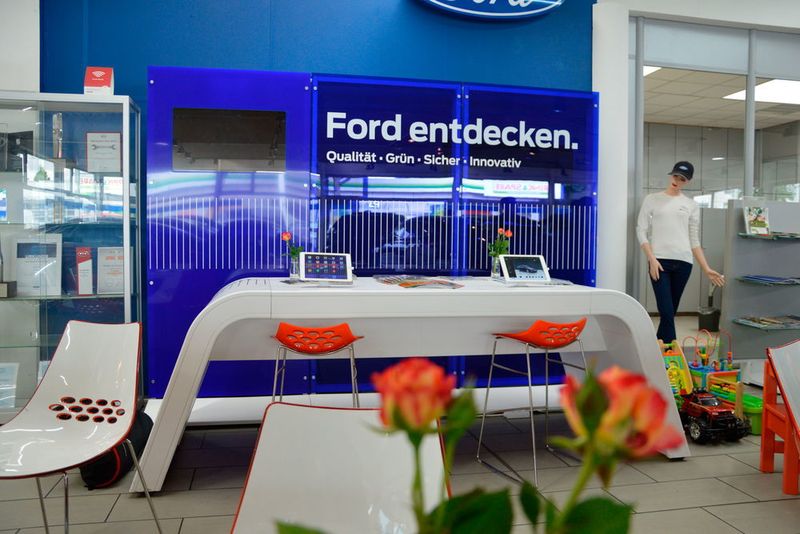 Im Ford-Showroom finden sich mehrere digitale Elemente. (Achter)