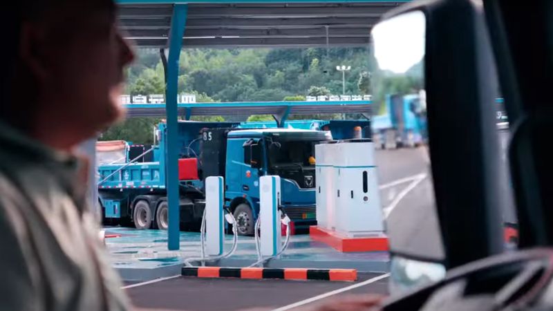 Bis zu 700 elektrisch angetriebene Schwerlast-Lkw können an der Station täglich laden.(Bild:  Car News China; Screenshot: Youtube)