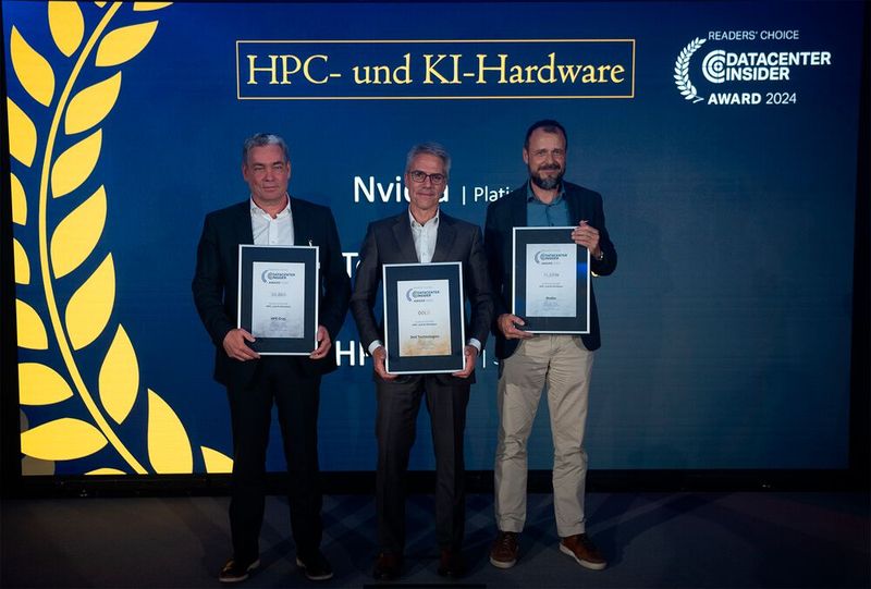 Auf der Bühne für die Gewinner in der Kategorie „HPC- und KI-Hardware“: Jürgen Marz (HPE Cray, Silber), Michael Rufer (Dell Technoogies, Gold) und Markus Hacker für Platin-Preisträger Nvidia.  (Bild: Manuel Emme Fotografie )