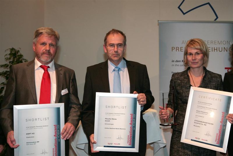 Mit ihren innovativen Entwicklungen in die Shortlist in der Kategorie Thermische Verfahren aufgenommen (v.l.): Heinz Geisenhof, Vertrieb und Projektierung Trockner bei KMPT, Robert Ashe, Pfaudler, und Award-Preisträgerin Julia Schnitzler, Strassburger Filter. (Archiv: Vogel Business Media)