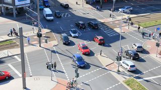 In einer Bitkom-Umfrage zeigten sich mehr als die Hälfte der Befragten davon überzeugt, dass in 20 Jahren große Teile des Verkehrs automatisiert stattfindet. (Bild: Stadt:up)