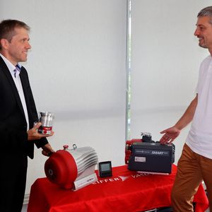 ... präsentieren stolz die energieeffizienten Vakuumpumpen von Pfeiffer Vacuum ...(Bild:  PROCESS/Kempf)