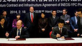 Vertragsunterzeichnung zwischen Ineos and Sinopec: Das Gemeinschaftunternehmen ist die größte Investition, die Ineos in China jemals getätigt hat. (Bild: Ineos)