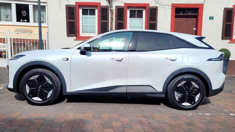Das 4,75 Meter lange SUV bietet dank eines Radstands von 2,90 Metern ordentlich Platz. (Bild: Wehner - VCG)