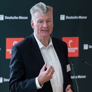 Dr. Ansgar Kriwet, CTO bei Festo, erklärt, dass Festo in seiner 100-jährigen Geschichte immer getrieben war vom Wunsch nach Innovation. Und genau das sei der Antrieb für die Hannover Messe, auf der Festo seit 1949 ausstellt.(Bild:  Rainer Jensen/Deutsche Messe)