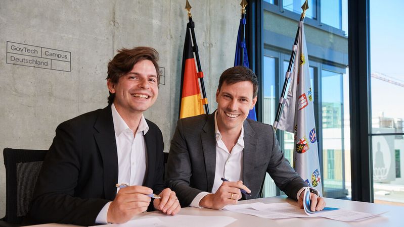 Elias Schneider, CEO von Codesphere, und Lukas Daub, COO von GovTech Platforms (v. l.)(Bild:  © Yves Sucksdorff)