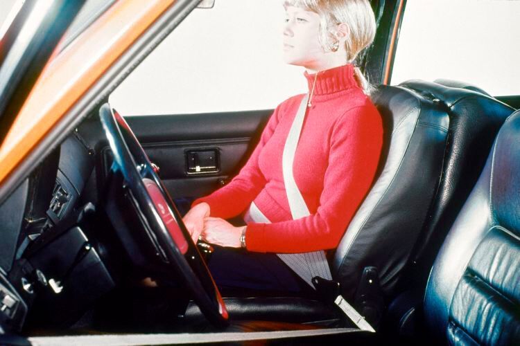 In den Siebzigerjahren experimentierte man mit semi-passiven Sicherheitsgurte. Sie legten sich beim Motorstart automatisch an bzw. rollten sich automatisch auf, wenn der Motor abgestellt wurde. (Volvo)