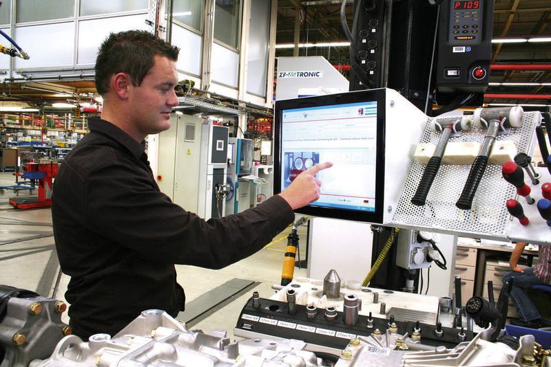 Prozesssichere Rückmontage: Techniker Daniel Kebig zeigt, wie der Werker alle Positionen analog zur Serienmontage abarbeitet, sie quittiert und an den Montageleitrechner übergibt. Auf dem Bildschirm erscheinen Arbeitsanweisungen in Text und Bild. Bild: Atlas Copco Tools (Archiv: Vogel Business Media)