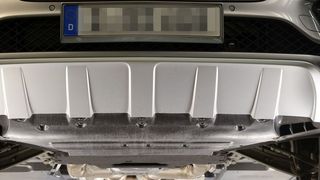 Hart im Nehmen wird der SUV, wenn die beanspruchten Komponenten, wie Motorraumverkleidung, Tank- und Tunnelabdeckung im Unterbodenbereich mit thermoplastischen Composites von Lanxess geschützt werden. Das Material Tepex der Lanxess-Tochter Bond-Laminates soll dafür prädestiniert sein. (Lanxess)