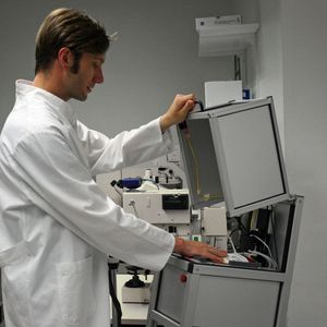 Stephan Koch, wissenschaftlicher Mitarbeiter bei LMTB, arbeitet am Prototyp eines Blutbeutelsensors.