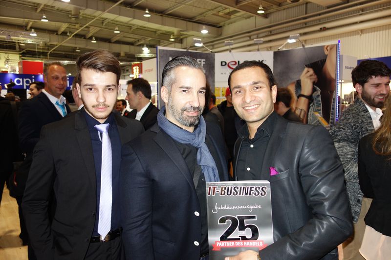 (v. l.) Marcel Zoll und Mark Coplin, EZY mit ihrem neuen Investor Arun Garg, Taurus Europe. (Bild: IT-BUSINESS)