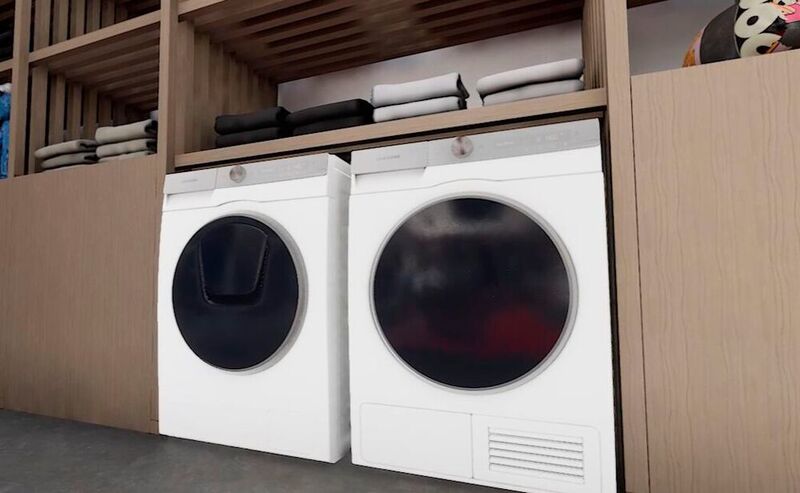 Und auch im Waschkeller sorgt Samsung für Innovation und smarte Unterstützung: Die Waschmaschine WW9800T ist mit einem intuitiven KI-Bedienfeld ausgestattet, das sich die bevorzugten Waschgänge und Einstellungen des Nutzers merkt und als Favoriten anzeigt. Die SchaumAktiv-Technologie minimiert die Zugabe von Waschmittel, indem es das zugegebene Mittel mit Luft und Wasser vermengt. Das Gemisch reinigt die Schmutzwäsche anschließend sanft und nachhaltig. Dank QuickDrive-Technologie kann die Waschzeit um bis zu 50 Prozent und der Energieverbrauch um bis zu 20 Prozent reduziert werden. 

In Kombination mit dem Wäschetrockner DV8000T ergibt sich ein unschlagbares Team, das der Schmutzwäsche den Kampf ansagt. Über Auto Cycle Link kommunizieren die Geräte miteinander, um beispielsweise die richtige Trocknung für die gerade eingeladene Wäsche zu finden. Der Waschtrockner ist zudem mit der Wärmepumpen-Technologie ausgestattet und hat für seine stromsparende Leistung die Energieeffizienzklasse A+++ bekommen.
 (Samsung)