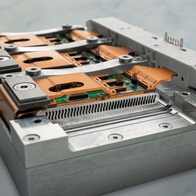 Hochintegrierter Wechselrichter mit einer Leistungsdichte von 500 kW/l, optimiert für maximale Leistungsdichte  (Bild: Fraunhofer IZM/Volker Mai)