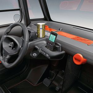 Ein wenig Stauraum findet sich auf dem Armaturenbrett und hinter den Sitzen.(Bild:  Copyright Astuce Productions)