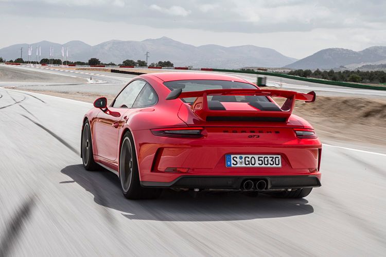 Zusammen mit der Hinterachslenkung soll das variable Dämpfersystem die Fahrstabilität und das Handling bei hohem Tempo verbessern. (Porsche)