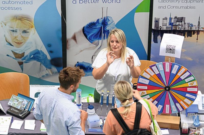 Auch hier am Stand von VWR konnten die Besucher ihr Glück versuchen und kleine Preise gewinnen.    Mehr Infos zu den kommenden LAB-SUPPLY-Messen finden Sie auf www.lab-supply.info (Bild: Stefan Stark)