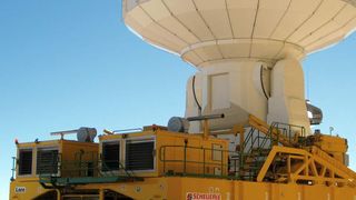 In Chiles Atakama-Wüste, einer rund 5000 m hoch gelegenen Ebene, transportieren zwei Spezialfahrzeuge Antennen für das vom European Southern Observatory (ESO) errichtete Antennenfeld. Bild: Scheuerle (Archiv: Vogel Business Media)