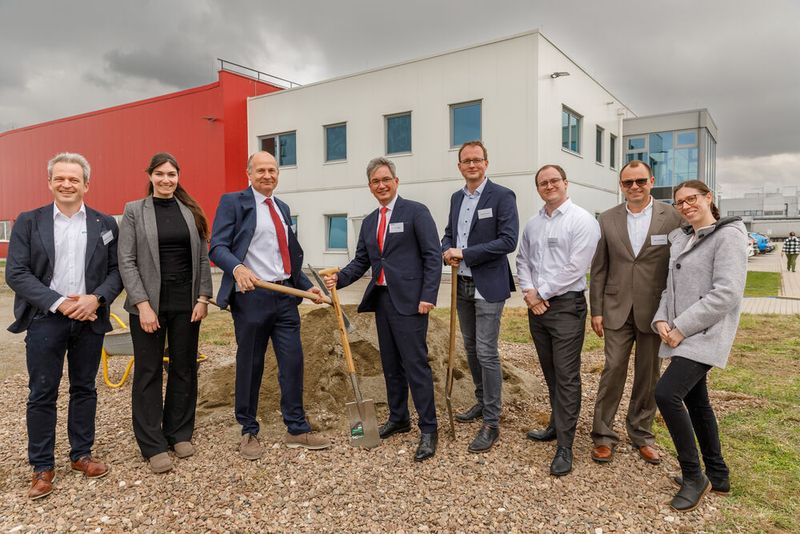 Dr. Matthias Wagner (3.v.l.), Geschäftsführer von Syntegon Telstar, und Dr. Tino Galgon (4.v.l.), Geschäftsführer von Lyoncontract, beim Spatenstich zusammen mit Vertreter:innen der GESA Ingenieurgesellschaft für Technische Gesamtplanung. (Bild: Foto Koglin Wernigerode/ Lyoncontract)