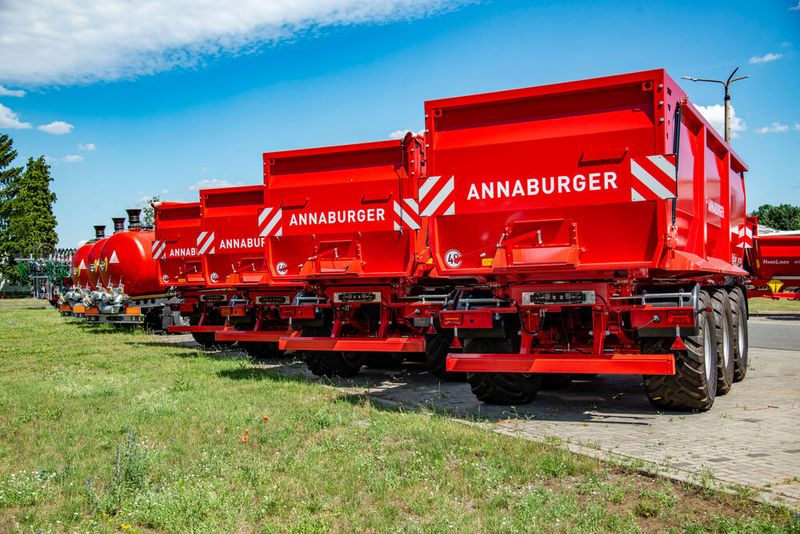 Diese Expemplare an Landmaschinen zeigen ein brillantes Rot. Dahinter steckt die GV-Lacke-Innovation „SmartCure“, für deren Aushärtung Raumtemperatur ausreicht. Hinzu kommt, dass das Lacksystem ohne Isocyanat und Epoxid entwickelt wurde. (Bild: GV-Lacke)