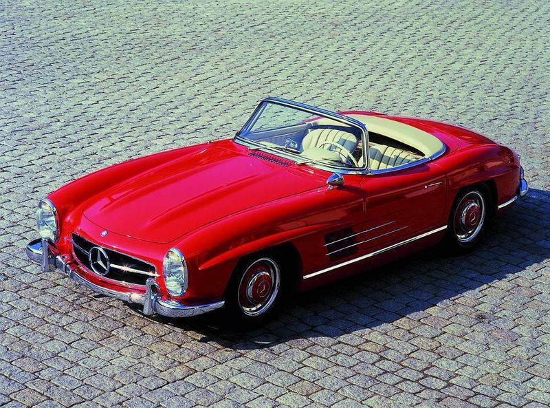 Der Traum-Mercedes schlechthin ist für viele Markenfans der 300 SL (hier in der Roadster-Variante), wie er von 1954 bis 1963 gebaut wurde. Es entstanden 1.400 Flügeltüren-Coupés und 1.858 Roadster. Heute sind in Deutschland noch rund 200 Stück zugelassen, die zu Höchstpreisen gehandelt werden. (Archiv: Vogel Business Media)