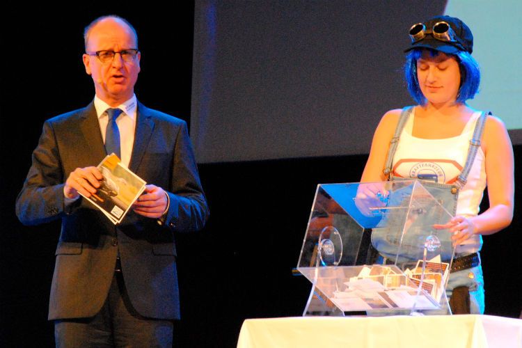 Glücksfee: Das Azubi-Girl der Kfz-Innung Region Stuttgart griff in die Lostrommel. Geschäftsführer Christian Reher verkündet die Gewinner. (Baeuchle)