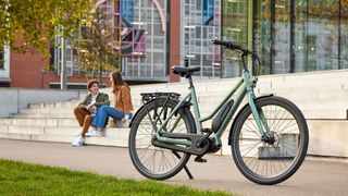 Das „Gazelle Esprit C7 HMS“ trägt seinen Akku auf und nicht im Unterrohr. (Bild: Gazelle)