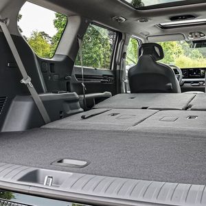 Hinter Fahrer und Beifahrer hat der EV9 Platz für vier bis fünf weitere Insassen – oder jede Menge Ladung.(Bild:  www.weigl.biz)