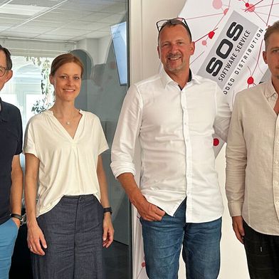 Die Vertriebspartnerschaft zwischen SOS Software Service und Novastor wurde offiziell besiegelt mit (v. l.) Stefan Utzinger (Novastor), Nikola von der Marwitz und Alexander Wacker (beide SOS Software Service) sowie Mirko Bruns (Novastor). (Bild: SOS Software Service )