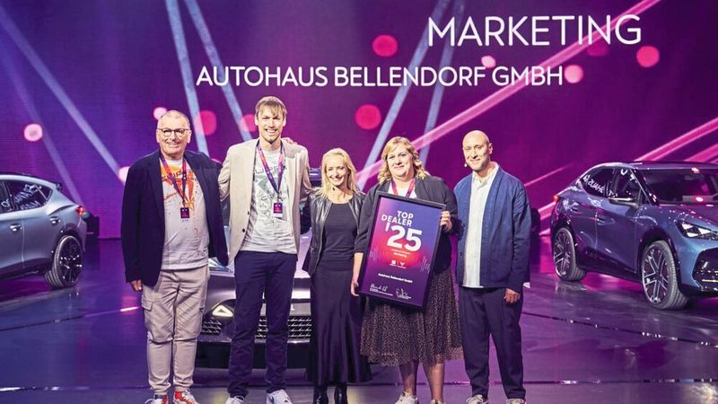 Das Autohaus Bellendorf überzeugt mit unkonventionellen Marketing-Ideen und einen stringenden Social-Media-Einsatz: (v. l.) die Geschäftsführer Christoph und Tobias Bellendorf, Melanie Stöckl (Leiterin Kommunikation bei Seat Deutschland), Katharina Bellendorf (Cupra Master und Social-Media-Leiterin) sowie Giuseppe Fiordispina, Leiter Marketing bei Seat Deutschland. (Bild: Seat Deutschland)