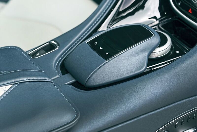 Die Lenkradsatelliten sowie der Drehdrücksteller mit Touchpad in der Mittelkonsole kommen vom Kooperationspartner Mercedes-Benz. (Aston Martin)