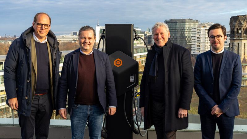 Cubos akquiriert Teile des E-Mobility-Bereichs von Swarco: Albrecht Kindler, CFO Cubos; Marcus Anders, Managing Director Swarco; Marc Wille, Gründer und CEO Cubos; Oskar Klaes, CCO Cubos (vlnr.)(Bild:  Cubos)