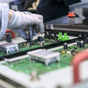 In der THT-Fertigung werden die Leiterplatten händisch mit Bauteilen bestückt.(Bild:  Nord Drivesystems)