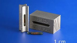 Mittels Selektivem Lasersintern (SLS) hergestellte metallische Bauteile mit integriertem RFID-Chip, Pendant des integrierten RFID-Chips (vorne). Bild: Fraunhofer IFAM (Archiv: Vogel Business Media)
