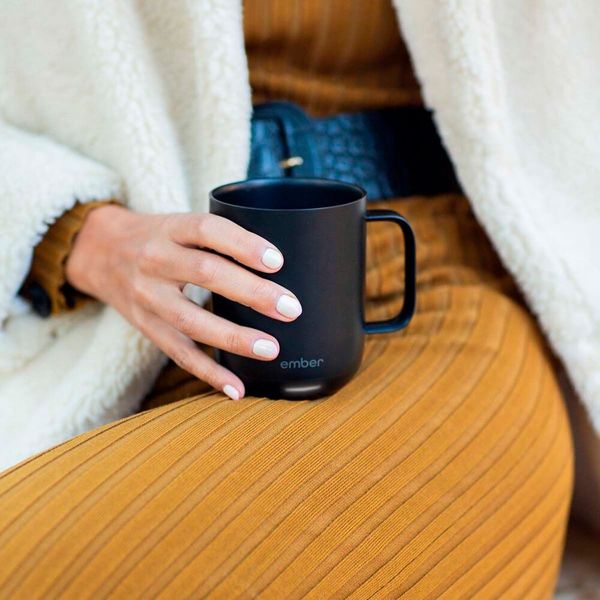 Nie mehr kalter Kaffee! Denn dieses kleine, schlaue Gadget hält warm, was nun einmal warm gehalten gehört. Und das bis zu 90 Minuten lang. Dazu sieht unser Tässchen blendend aus (mit schicker LED) und ist auch ziemlich schlau, denn es ist per Smartphone steuerbar. Außerdem ist die Ladestation, die den müden Akku nach erfolgter Erwärmung wieder wachküsst, praktischerweise inkludiert (und zwar in Form eines Untersetzers, was auch die üblichen Kaffeeränder elegant vermeiden hilft). Radbag will für die Ember-Tasse 119,95 Euro. (Bild: www.radbag.de)