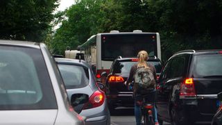 Stau und viele Verbrennungsmotoren: Geht es nach der WHO, wird der Grenzwert für die  Stickoxid-Belastung weiter gesenkt. (SP-X/Lea Fuji)