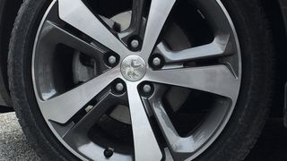 Die steife Seitenwand des Driveguard trägt das Fahrzeuggewicht, aber der Druckverlust ist deutlich zu sehen. (Foto: Rosenow)