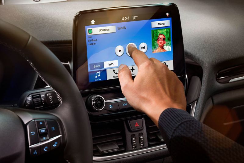 Die Mittelkonsole wird in den höheren Ausstattungslinien von einem acht Zoll großen Touchscreen dominiert. (Ford)