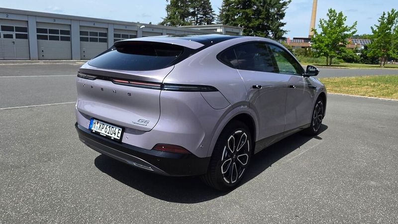 3. Das Fahrgefühl: Der Xpeng G6 ist in der getesteten RWD-Long-Range-Version klar auf Komfort getrimmt. Das Modell ist der ideale Begleiter auf längeren Urlaubsreisen und Dienstfahrten. Die 218 kW/296 PS Leistung, die kraftvoll und linear entfaltet werden, reichen für jedwede Fahrsituation vollkommen aus. Wer eine Prise Sportlichkeit schätzt, kann den entsprechenden Fahrmodus wählen. Lediglich wer vom Stand aus raketenartig beschleunigen möchte, ist mit der Performance-Version besser bedient: Die schafft den Sprint von 0 auf 100 km/h in gut 4 Sekunden. Die Long-Range-Variante braucht dafür 6,7 Sekunden. Abgeregelt ist auch Letztere erst bei 202 km/h. Auf den Testfahrten bügelte das Fahrwerk des G6 Unebenheiten souverän weg, störende Geräusche gab es zumindest bei einer Geschwindigkeit unter 150 km/h so gut wie nicht. Nur die Lenkung hätte einen Tick direkter sein können.  (Bild: Mauritz – VCG)