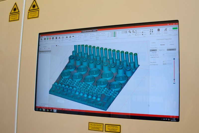 Über den Bildschirm behält der Maschinenbediener den Baujob im Blick. (Bild: Simone Käfer)