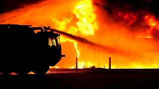 Bis zu 600 Einsatzkräfte von Feuerwehr und Technischen Hilfswerk sollen bei dem Großbrand im Einsatz gewesen sein. (Symbolbild) (gemeinfrei)